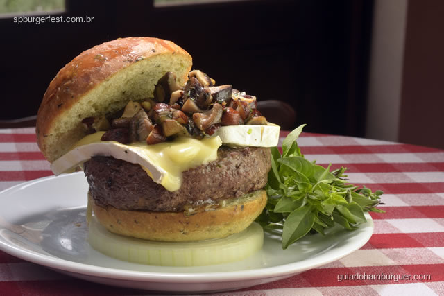 Forest Burger - Pão especial de ervas, 200 gramas de carne fresca fraldinha, queijo Brie, cogumelos salteados com avelãs, azeite de trufado. - SP Burger Fest 3ª edição