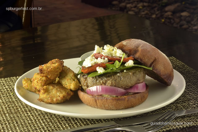 Lamb Burguer - Hambúrguer de cordeiro, maionese de iogurte e pepino, tomate assado, agrião, queijo fresco de cabra, picles de cebola no pão preto. Acompanhado de Bolinho arroz integral e hortelã. - SP Burger Fest 3ª edição