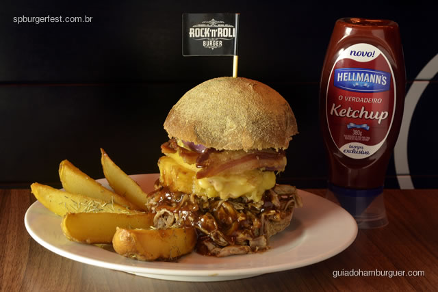 Toy Dolls  - Costelinha ao molho Barbecue caseiro desfiada com bacon crocante, queijo prato, cebola roxa e abacaxi grelhado servido com chips de batata doce. - SP Burger Fest 3ª edição