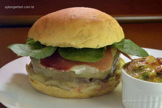 Ibérico - Hambúrguer de miolo de picanha (150g), jamon, queijo manchego, agrião e maionese de alho, servido com mini tortilha de batata.  - SP Burger Fest 3ª edição