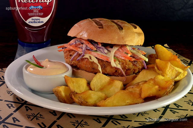 Fish burger RUAA  - Delicioso burger de peixe empanado com saladinha coleslaw, maionese de chipotle e batatas fritas rústicas.  - SP Burger Fest 3ª edição