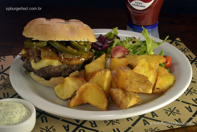 Burger SP Fest RUAA  - Burger de carne com queijo emmental, cebola caramelizada com molho barbecue e pimenta jalapenos. Acompanhada de salada de alface e tomate, batatas fritas rústicas e maionese da casa. - SP Burger Fest 3ª edição