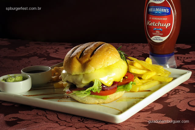 Hambúrguer de fraldinha com queijo gruyère, chips de presunto cru, cebolas roxas grelhadas, tomate, alface americana no pão com fritas, maionese maison e BBQ, servido mal passado - SP Burger Fest 3ª edição