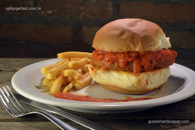 Polpeburguer - hambúrguer de polpetone recheado de queijo, molho ao sugo, servido com fritas ou salada verde.  - SP Burger Fest 3ª edição