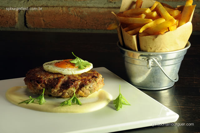 Hambúrguer de Alheira, queijo da Serra e Ovo. Acompanha batata frita.  - SP Burger Fest 3ª edição