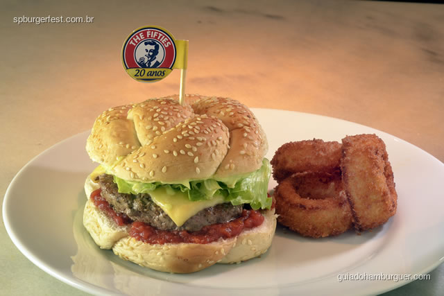 Gran Salad Burger - Pão roseta, molho de tomate pelato, hamburger Dream 170g, queijo prato, alface americana e maionese Fifties. Acompanham três anéis de Onion tower - SP Burger Fest 3ª edição