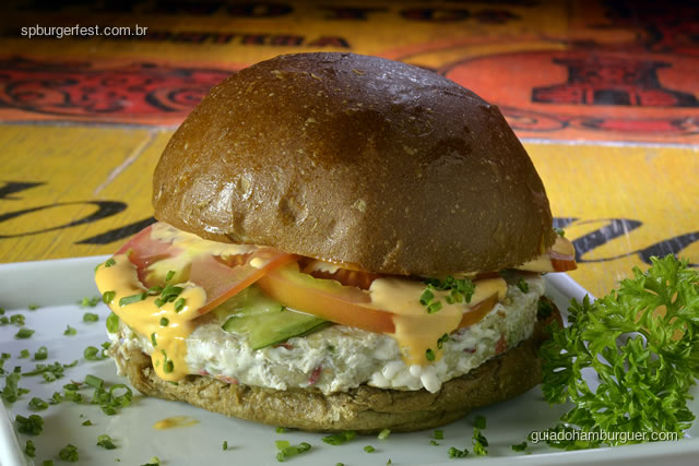 Hambúrguer de atum com maionese de piquillo, pepino fatiado e tomate. - SP Burger Fest 3ª edição