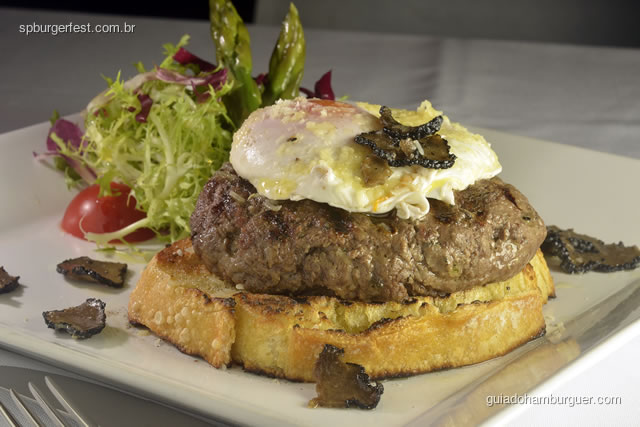 Hambúrguer de fraldinha com ovo pochê e tartufo - SP Burger Fest 3ª edição