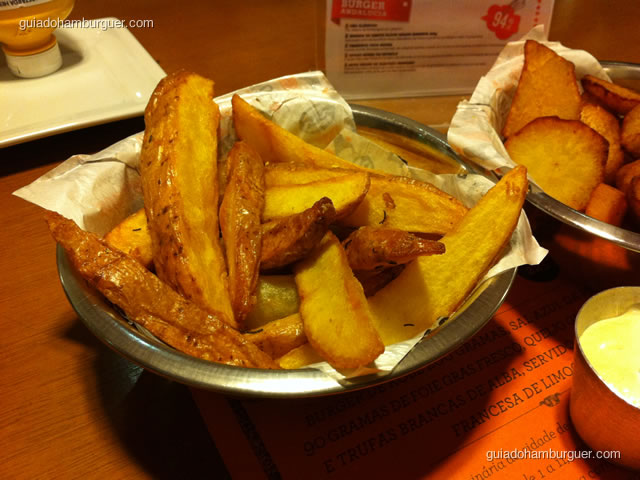 Porção de batatas rústicas