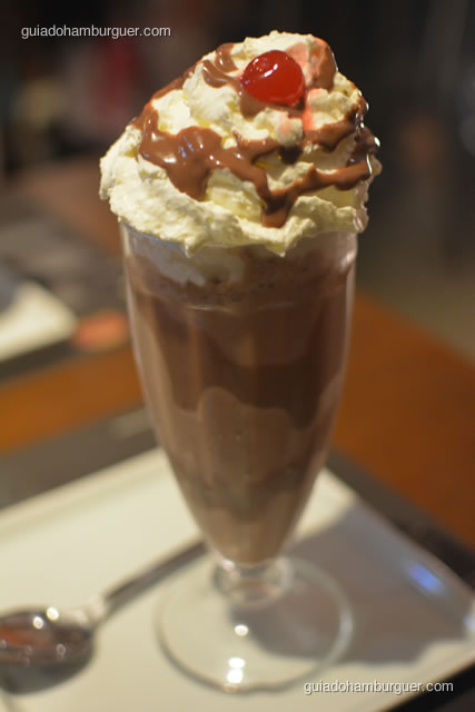 Milk shake de Nutella com cereja por cima do chantilly - Paulista Burger