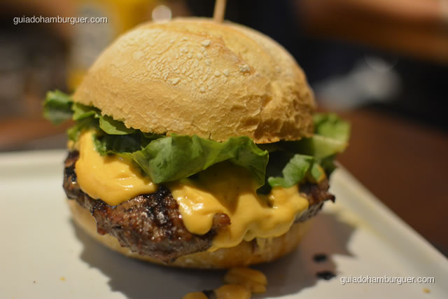 Churrascada: hambúrguer de costela bovina (220g) grelhado na churrasqueira, couli de molho campanha, creme de queijo, alface americana no pão de hambúrguer tipo italiano - Paulista Burger