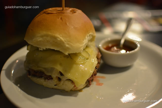 Fumaça Freestyle: hamburguer bovino de 162g defumado, queijo emmental, crisps de cebola e picles acompanhado de geleia de pimenta - Hamburgueria 162 Station