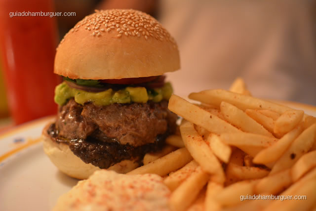 Hambúrguer Chipotle – Hambúrguer de patinho e fraldinha com frijoles refritos, avocado, chile chipotle e salsita fresca no pão ao estilo mexicano; acompanham fritas temperadas com chile e servidas com creme azedo com chipotle - Obá