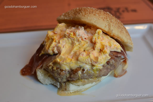 Andalucia: Hambúrguer de Ribeye Black Angus Reserva (200 gramas), pão clássico de hambúrguer com gergelim, presunto pata negra, queijo Serra da Estrela, sour cream de açafrão Iraniano - Burger Lab Experience
