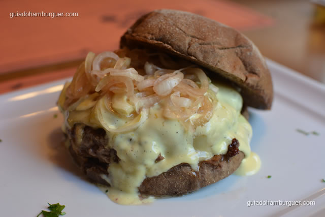 Bonjour Provence, preparado com burger bovino blend Burger Lab, pão australiano, queijo raclette, confit de cebola baby, maionese de mexerica com manjericão - Burger Lab Experience