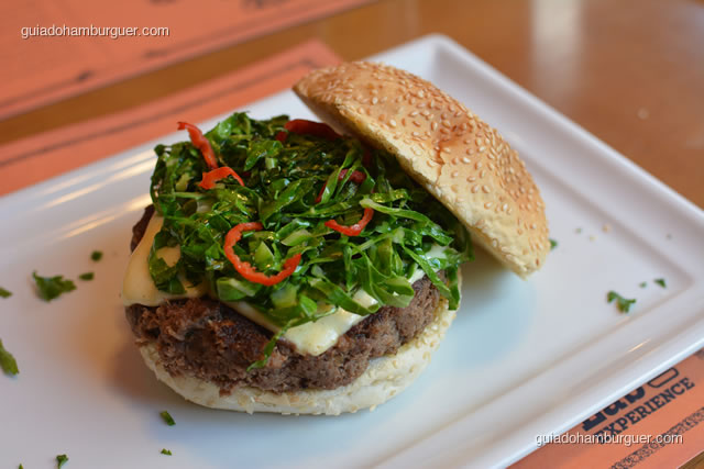 Quintal Mineiro, hambúrguer de costela bovina, couve manteiga e pimenta dedo de moça, coberto de queijo meia cura legitimamente mineiro - Burger Lab Experience