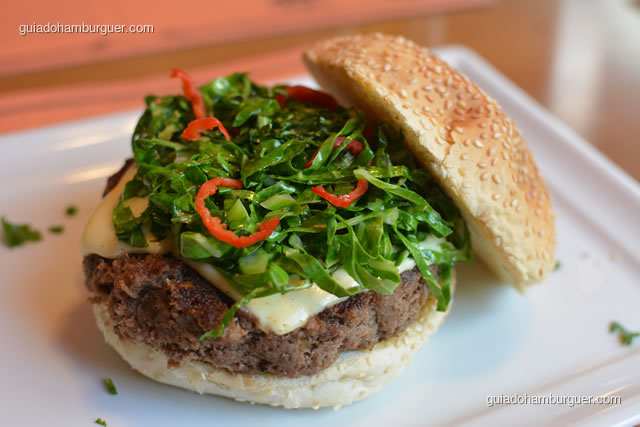 Quintal Mineiro, hambúrguer de costela bovina, couve manteiga e pimenta dedo de moça, coberto de queijo meia cura legitimamente mineiro - Burger Lab Experience
