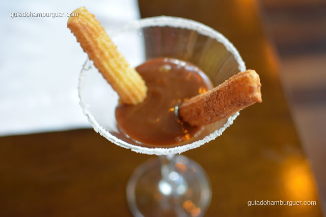 Churros servido na taça com doce de leite - Pobre Juan