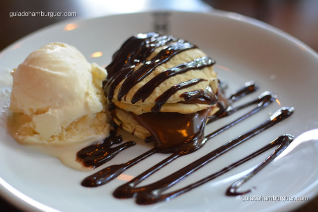 Mil folhas com doce de leite, cobertura de chocolate e bola de sorvete de creme - Pobre Juan
