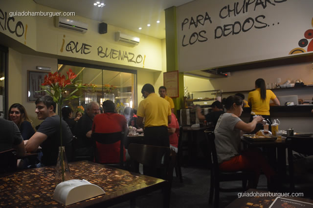 Ambiente pequeno e simples - La Sangucheria