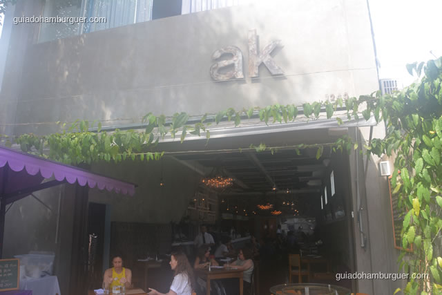 Fachada e letreiro, algumas mesas ficam ao lado de fora - AK Vila