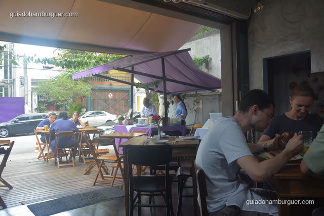 Barraca de comida de rua que fica ao lado de fora - AK Vila