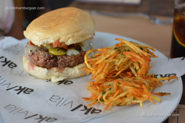 Gorgonzola bacon burguer acompanha latkes – hambúrguer de fraldinha, queijo gorgonzola, picles e bacon artesanal crocante - AK Vila