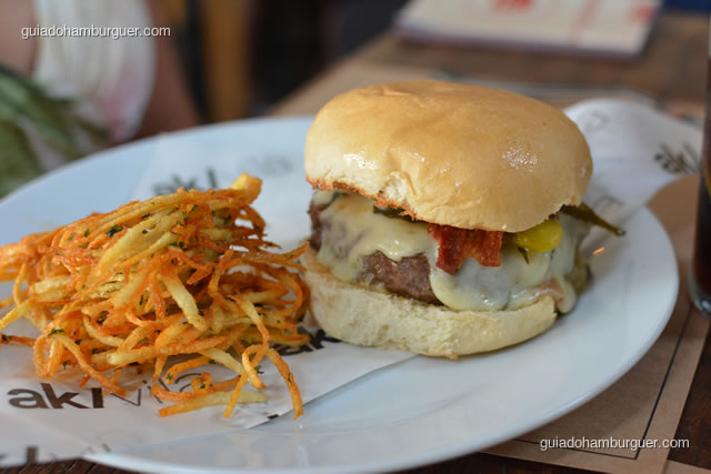Gorgonzola bacon burguer acompanha latkes – hambúrguer de fraldinha, queijo gorgonzola, picles e bacon artesanal crocante - AK Vila