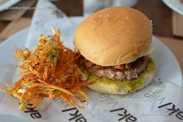Triplo porco guacamole burguer acompanha latkes – hambúrguer de porco, costelinha desfiada, bacon artesanal crocante com pasta de abacate temperada  - AK Vila