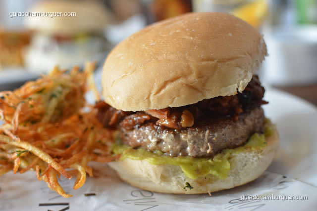 Triplo porco guacamole burguer acompanha latkes – hambúrguer de porco, costelinha desfiada, bacon artesanal crocante com pasta de abacate temperada  - AK Vila