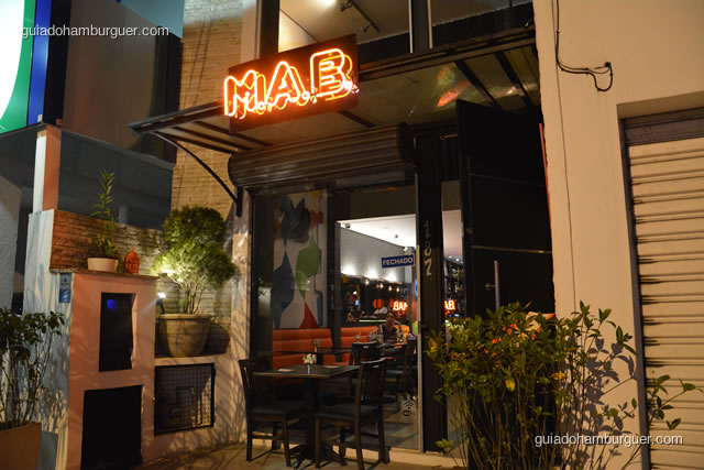 Fachada com luminoso em neon - MAB Gastronomia