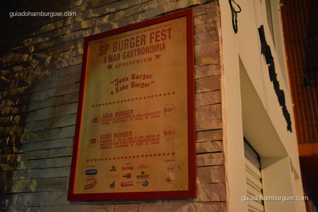 Quadro com as receitas do SP Burger Fest na entrada - MAB Gastronomia