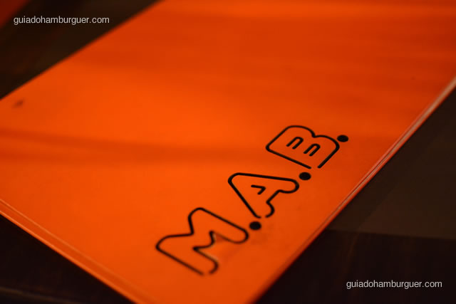 Cardápio laranja, cor predominante da casa - MAB Gastronomia