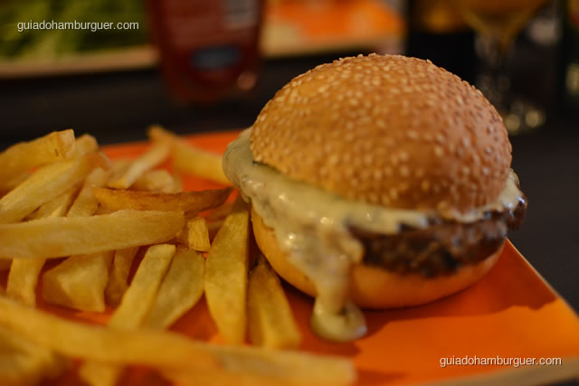 Java Burger – 200g de calabresa fresca de javali com vinagrete picante, acompanha fritas ou salada - MAB Gastronomia