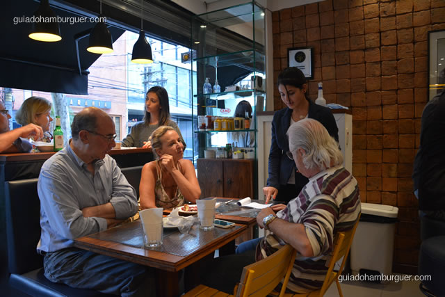 Ambiente pequeno, 2 mesinhas, balcõ virado para o lado de fora - Z Deli Sanduíches
