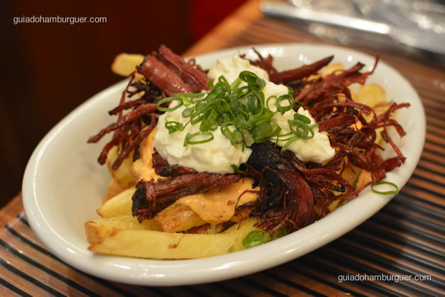 Pastrami fries: batatas fritas em palito com casta, patrami bits, sour cream, yellow cheese e cebolinha - Z Deli Sanduíches