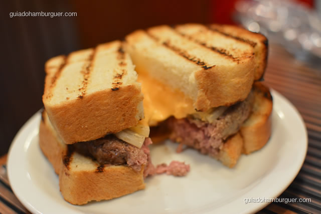 Louis Burger: hambúrguer de blend de carnes, yellow cheese, cebola queimada e pão brioche  - Z Deli Sanduíches
