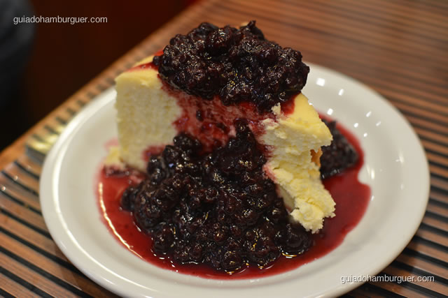 Cheese cake com calda de frutas vermelhas - Z Deli Sanduíches