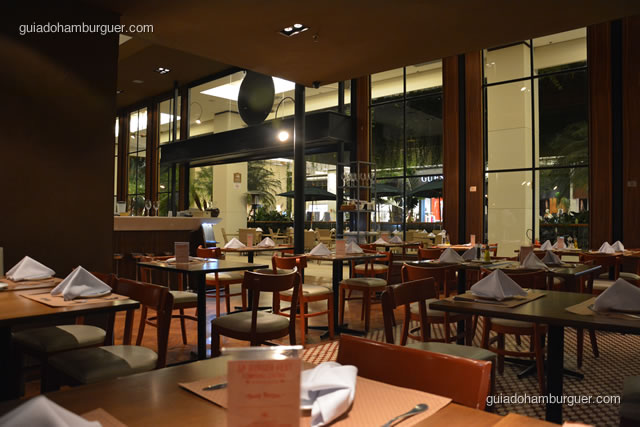 Ambiante de restaurante, guardanapos de pano e decoração requintada - Empório Central