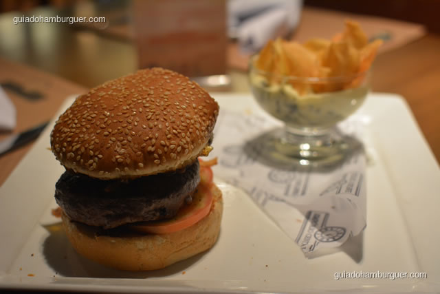 Doug Burger acompanhado de batatas chips e creme da casa - Empório Central