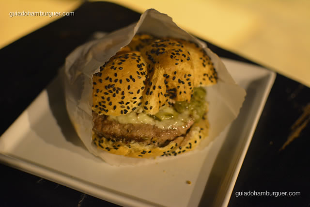 Chez Burger: hambúrguer de fraldinha com queijo gorgonzola,relish de pepino e cebola caramelada  - Chez Burger