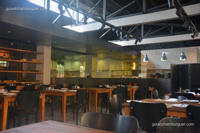 Cozinha e forno à lenha ano fundo do salão - Mangiare Gastronomia