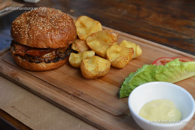Cibo Burguer, batatas bolinhas fritas e salada - Mangiare Gastronomia