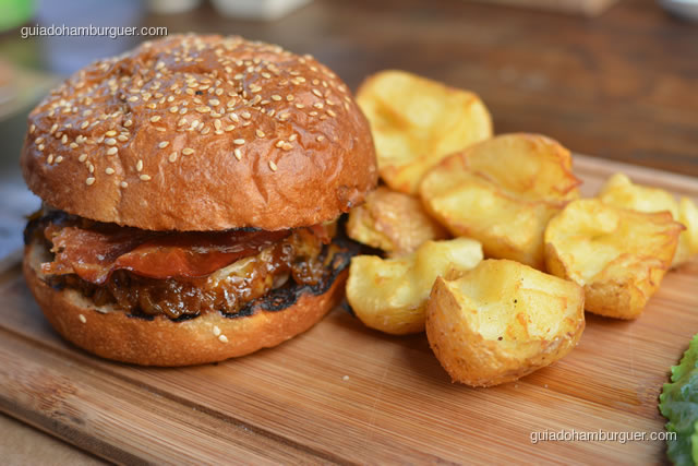 Cibo Burguer – Blend de Hambúrguer da casa, queijo mozzarela, Pancetta caseira e cebola doce di Tropea em pão assado na casa diariamente - Mangiare Gastronomia
