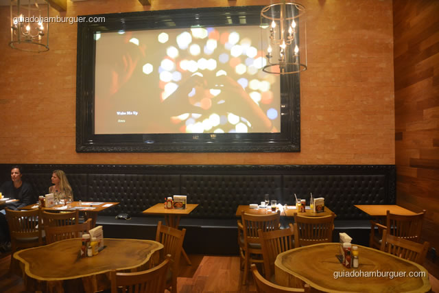 Telão decorado com uma moldura de um grande quadro - Madero Burger & Grill