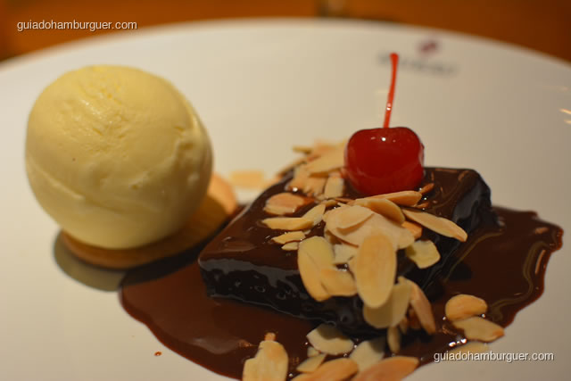 Brownie com sorvete artesanal de vanilla - Madero Burger & Grill