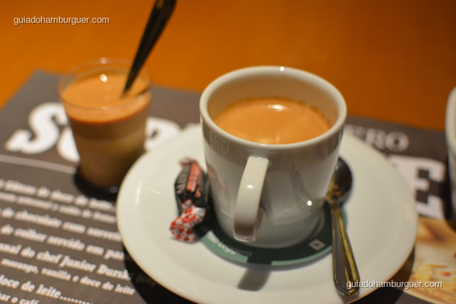 Café acompanhado de mousse de doce de leite - Madero Burger & Grill