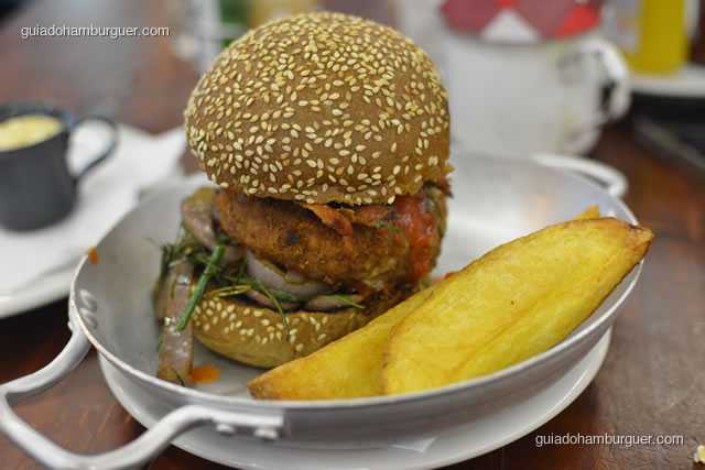 TOP du TOP avec beaucoup de frites – hambúrguer de copa lombo temperado com mostarda Dijon empanado, com cebola roxa, nirá e bacon, com molho hoisin e molho de sauce pimento chinesa, no pão australiano. Acompanha batata rústica - La Maison Est Tombeé