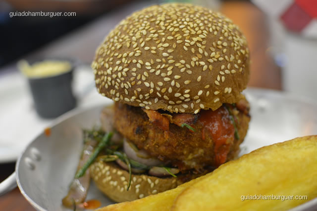 TOP du TOP: hambúrguer de copa lombo temperado com mostarda Dijon empanado, com cebola roxa, nirá e bacon, com molho hoisin e molho de sauce pimento chinesa, no pão australiano - La Maison Est Tombeé