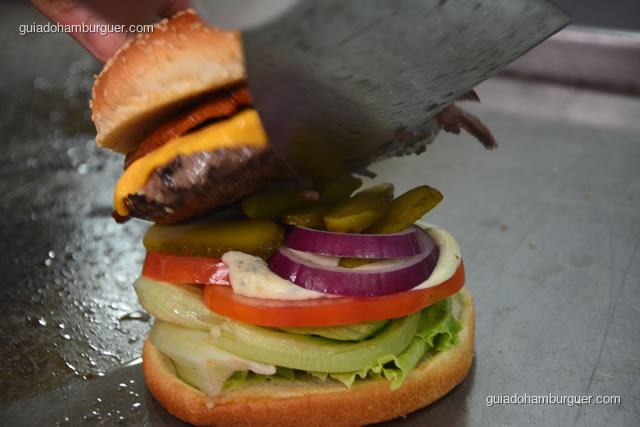 Finalizando a montagem do Monstro Burguer  - Big X Picanha